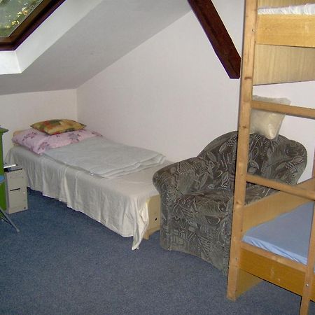 Ifi Hostel Pécs Rum bild